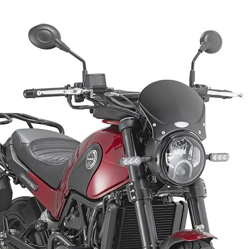 GIVI AL8704A — przykład mocowania szyby do Benelli Leoncino 500; oferta obejmuje mocowanie