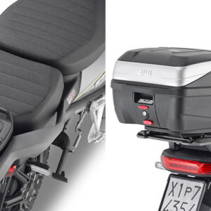 GIVI SR8830 — ilustracja produktu lub montażu; motocykl i dodatkowe wyposażenie nie są wliczone